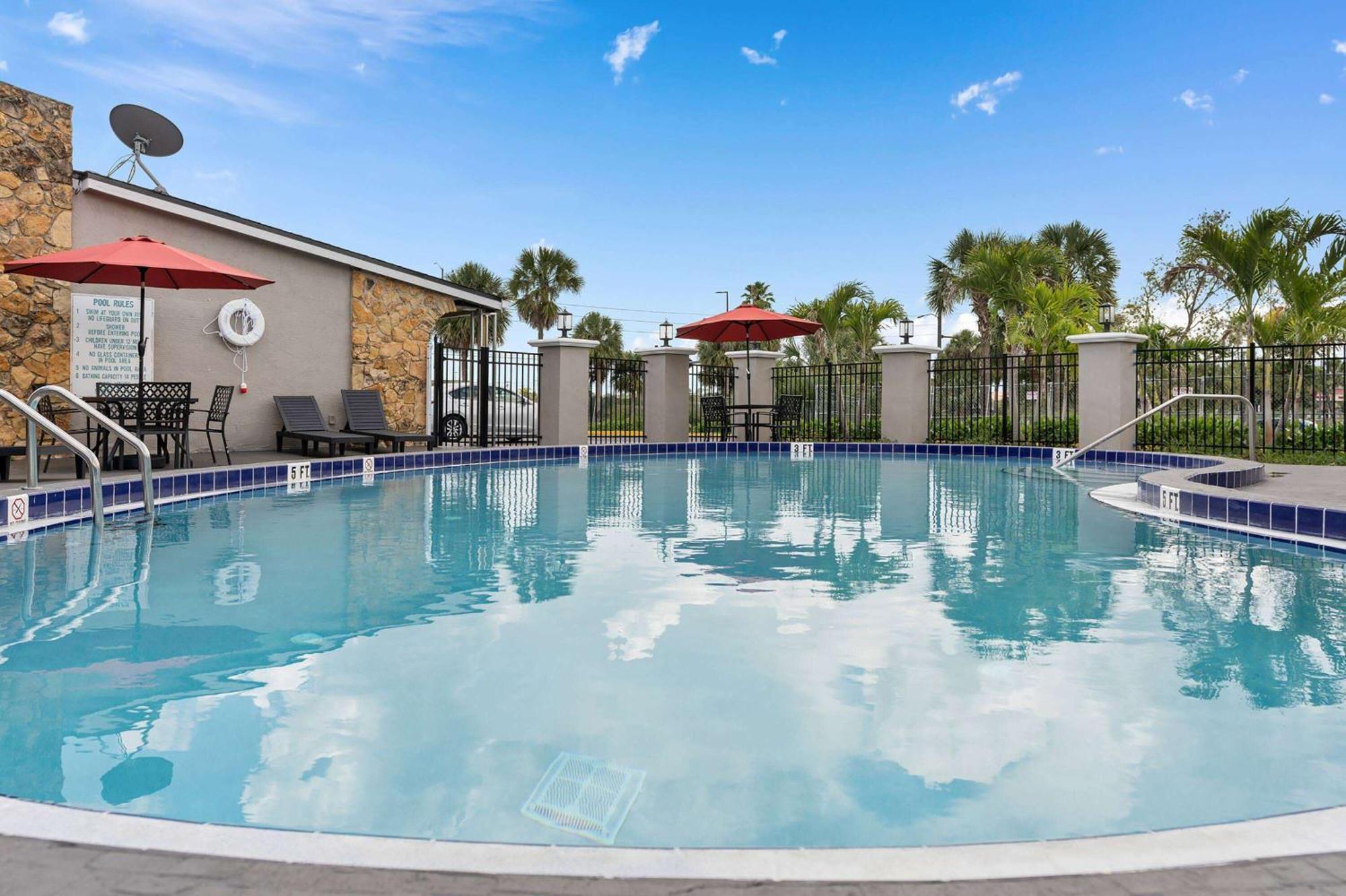 Super 8 By Wyndham Kissimmee-Orlando Hotel Four Corners Exterior photo