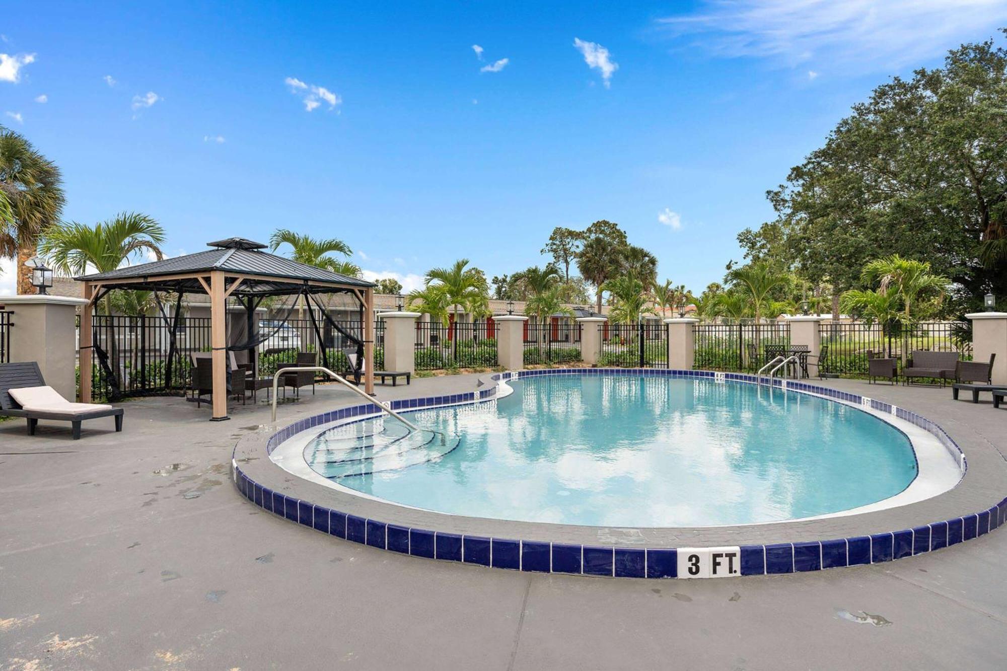 Super 8 By Wyndham Kissimmee-Orlando Hotel Four Corners Exterior photo